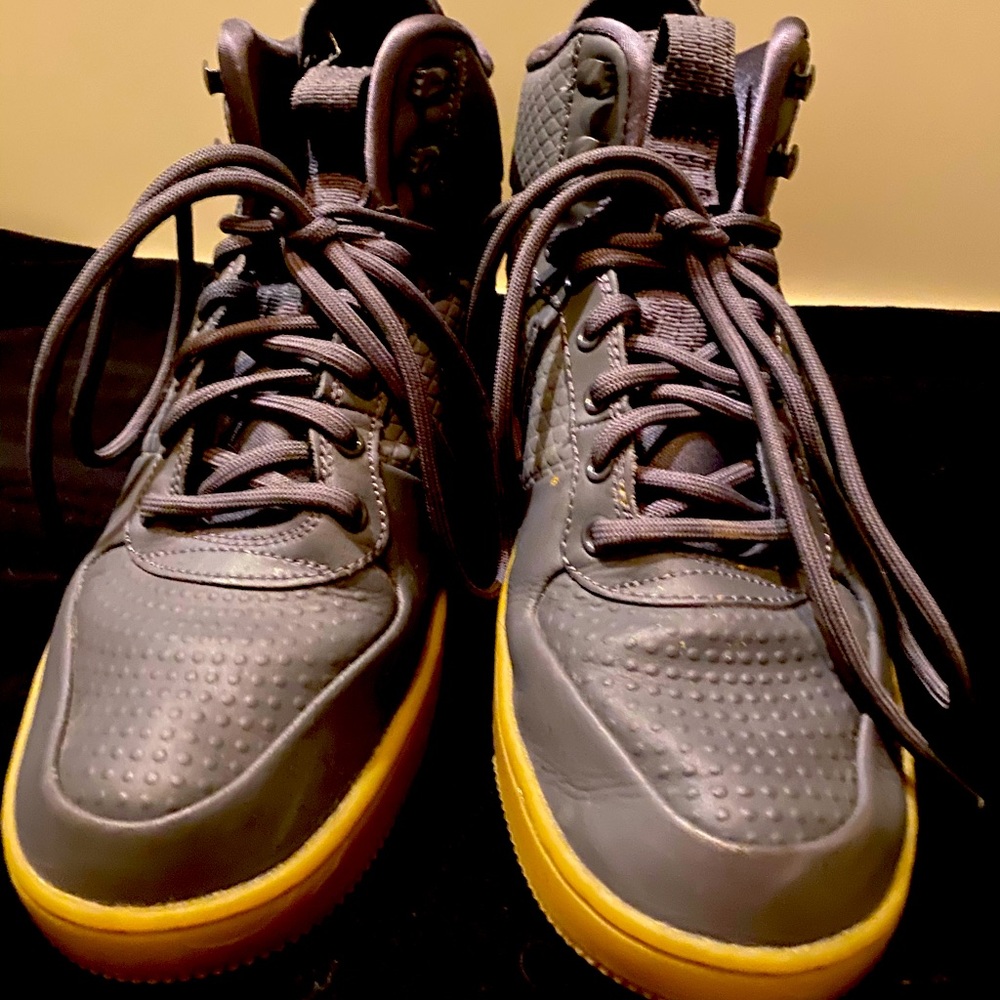 Like new! Grey Nike’s